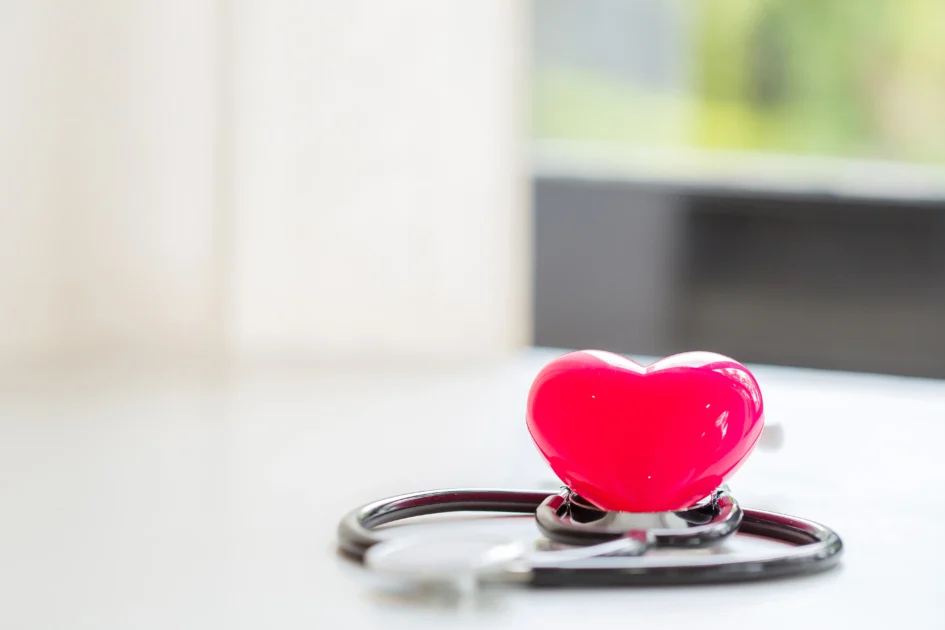 Cœur posé sur un stéthoscope